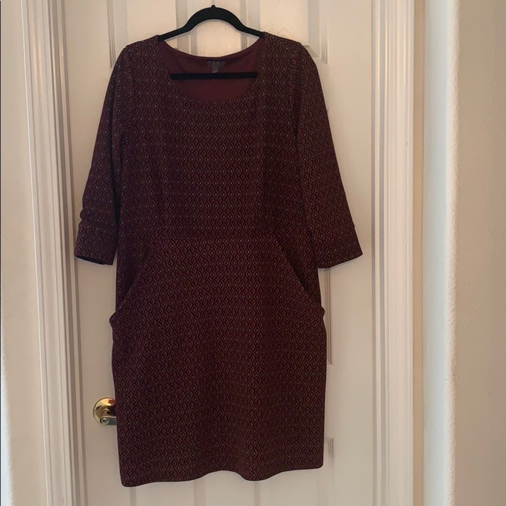 COPY - Knee length dress with front pockets.